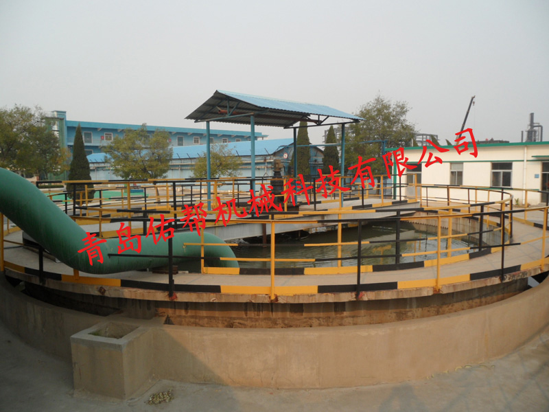 1639375725106693.jpg 中心傳動(dòng)刮泥機(jī)用于重油廢水.jpg